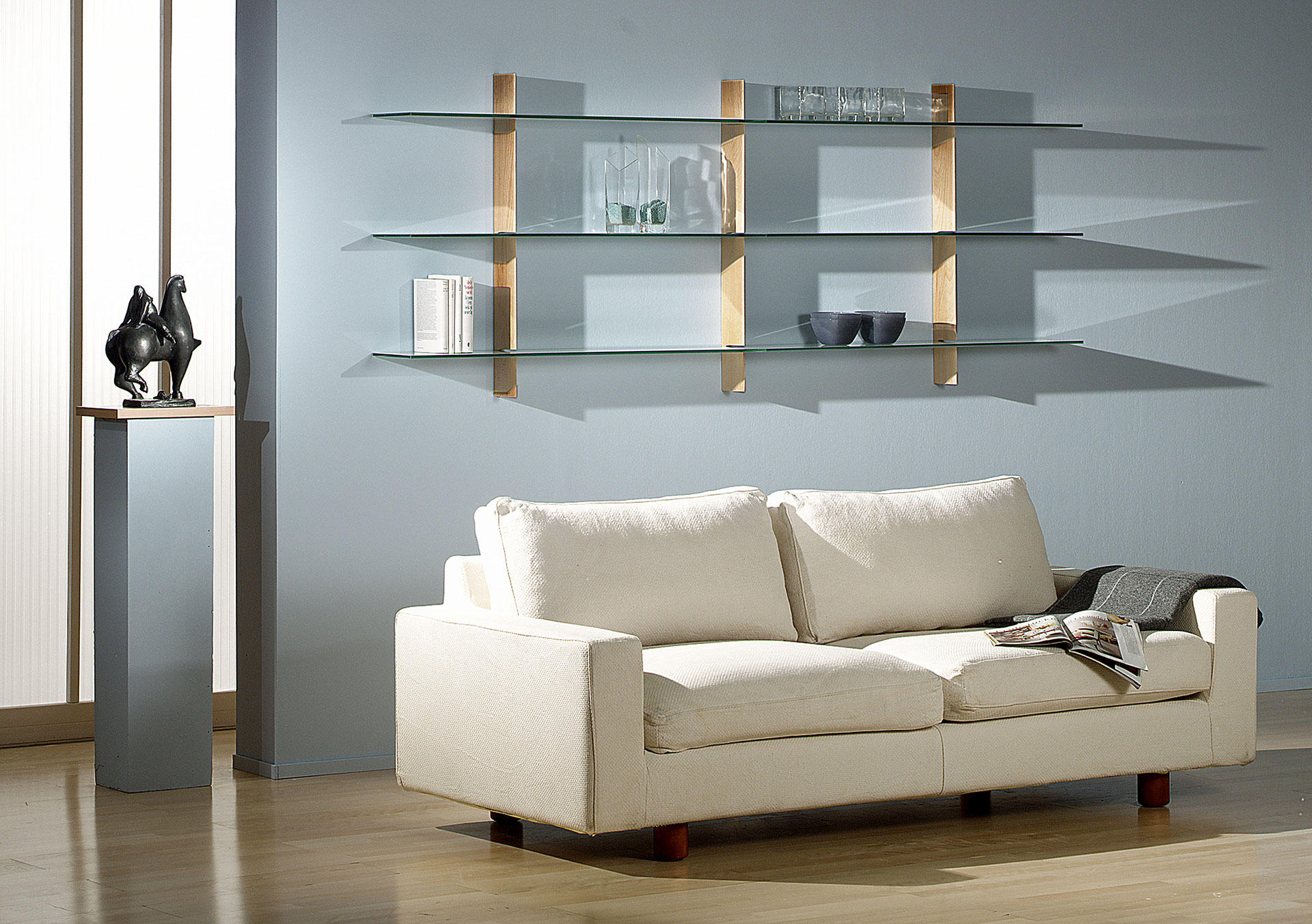 Kiváló dekorációs eszköz növények, műtárgyak, dísztárgyak bemutatására, valamint kedvenc könyvek, emléktárgyak és apróbb gyűjtemények bemutatására.